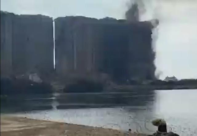 Momento em que silos desabam no porto de Beirute, no Líbano