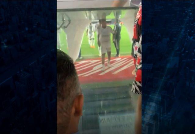 Momento em que torcedor insulta jogadores do Santos