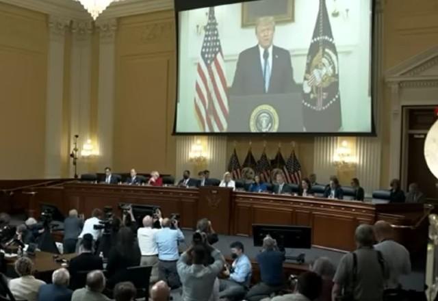 Momento em que vídeo inédito onde Trump se recusa a falar que as eleições estão concluídas é apresentada por comissão