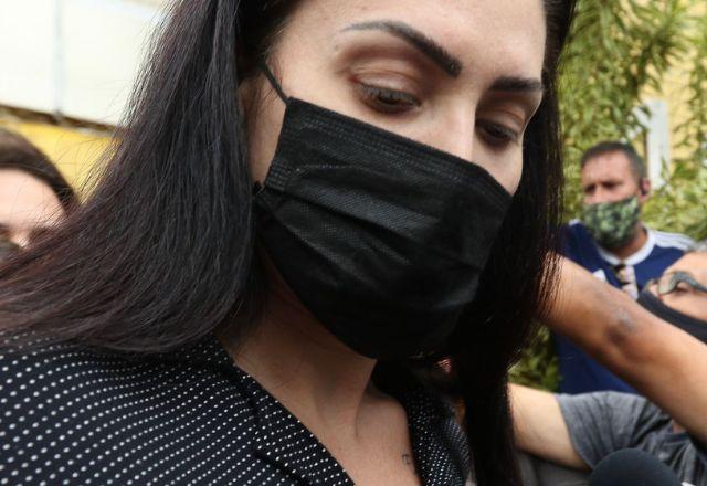 Monique Medeiros saindp da delegacia