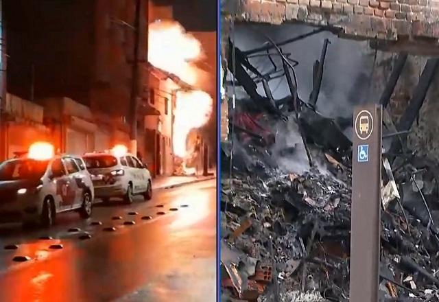 Montagem de fotos com casa pegando fogo durante a noite e, à direita, restos de incêndio, com material escuro após ser consumido pelas chamas