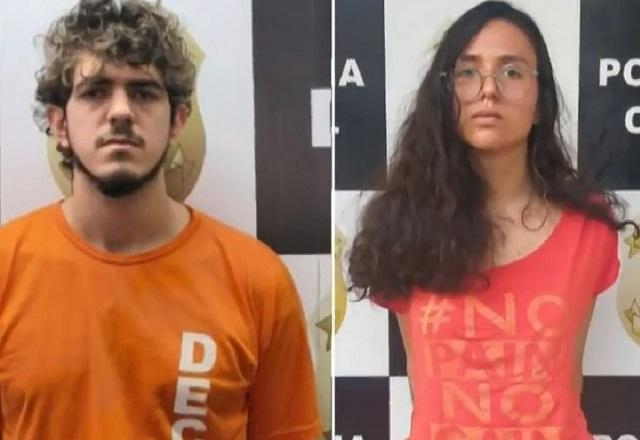 Montagem de fotos com dois jovens brancos, um homem e uma mulher, com os braços para trás e algemados, em frente a cartaz de polícia