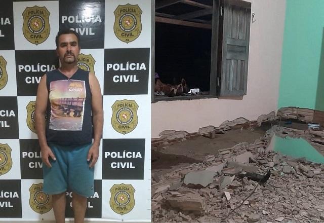 Montagem de fotos com homem branco de pé, em frente a painel da polícia e, à esquerda, estrutura de casa destruída, abaixo de janelas, com concreto aparente