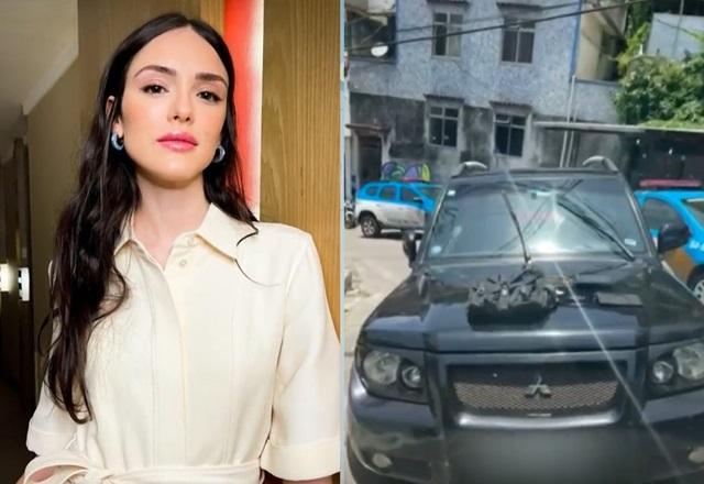 Montagem de fotos com mulher branca e, à direita, carro preto visto de frente com objetos como bolsas e carteira em cima do capô