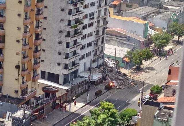 Sacadas de prédio de 13 andares desabam em Belém (PA) Sacadas de prédio de 13 andares desabam em Belém (PA)