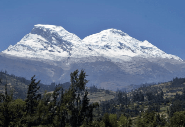 Monte Huascarán 6.768 metros e fica na região de Áncash, a cerca de 400 km de Lima | Wiki