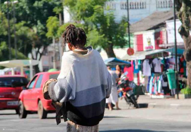 Moradora de rua é espancada por homem em Minas Gerais Moradora de rua é espancada por homem em Minas Gerais