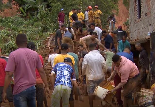 Moradores de Franco da Rocha retirando lama de local