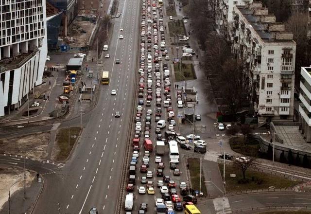 Moradores de Kiev tentam sair da cidade após início da invasão russa à Ucrânia | Reprodução