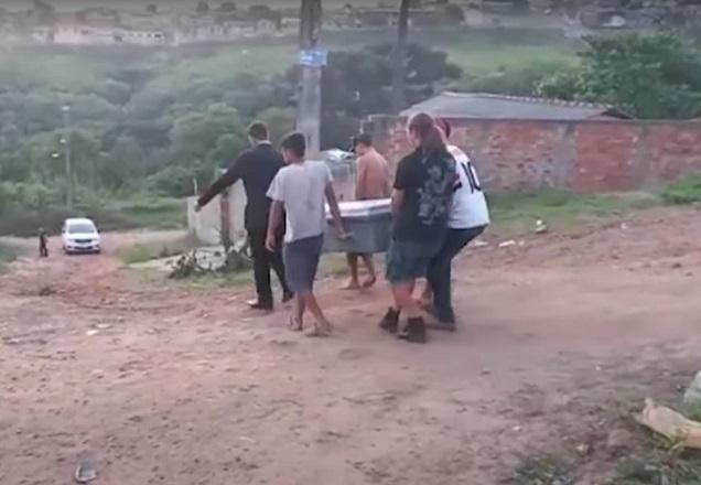 Moradores de Maringá carregam caixão