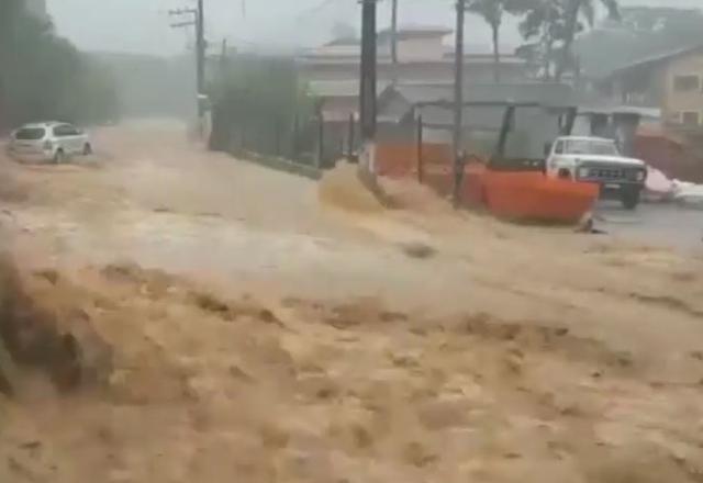 Moradores registraram o estrago que a chuva causou na região de Ilhabela | VTV
