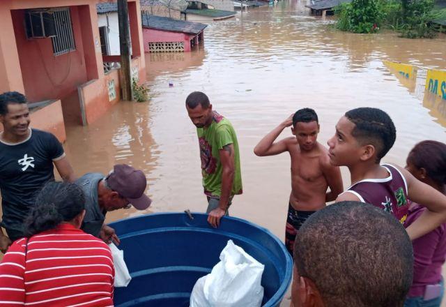 Moradores usam caixa d'água como boia improvisada