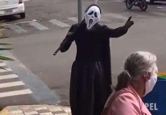"Morte" para em frente a banco e pede que população fique em casa "Morte" para em frente a banco e pede que população fique em casa