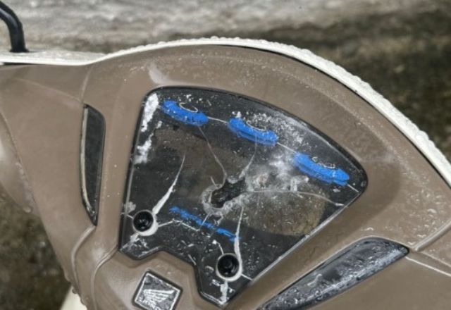 Moto atingida pelos disparos | Reprodução