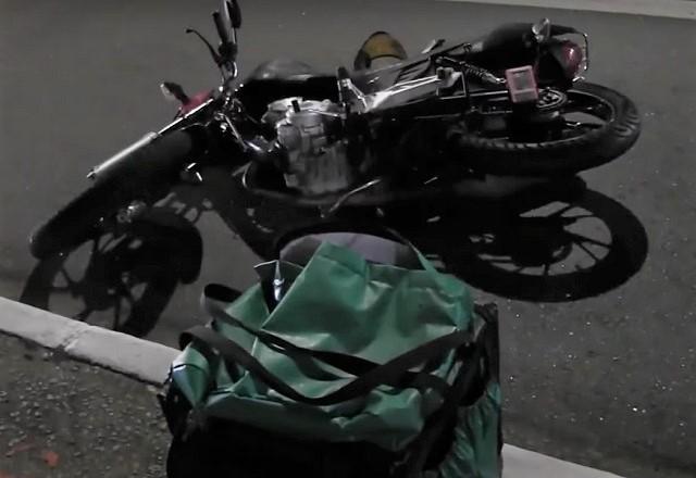 Após ser assaltado, motorista persegue e atropela bandidos