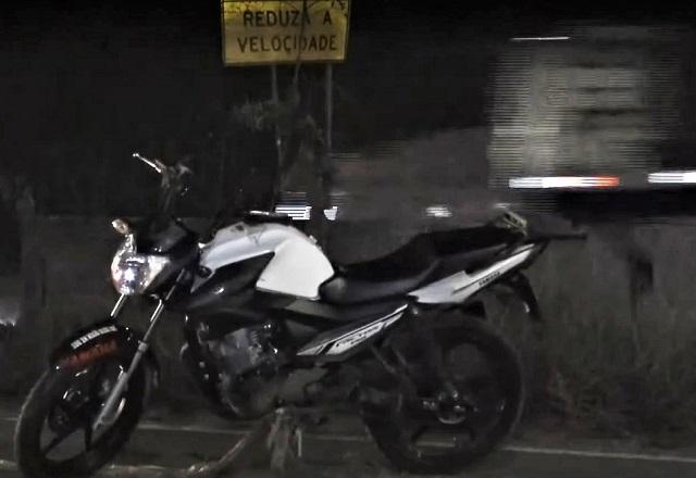 Moto de vítimas após acidente em avenida de Mauá (SP) durante a noite