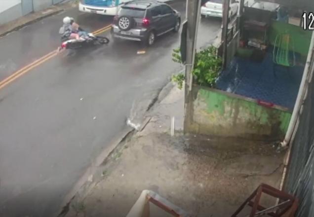 Moto derrapa e garupa morre ao parar embaixo da roda de um ônibus