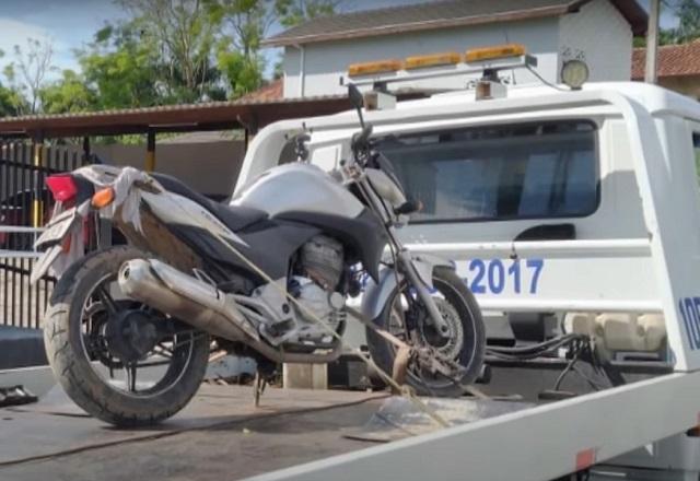 Moto em caçamba de caminhão