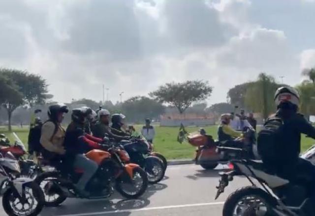 Bolsonaro participa de ato com motociclistas em São Paulo Bolsonaro participa de ato com motociclistas em São Paulo
