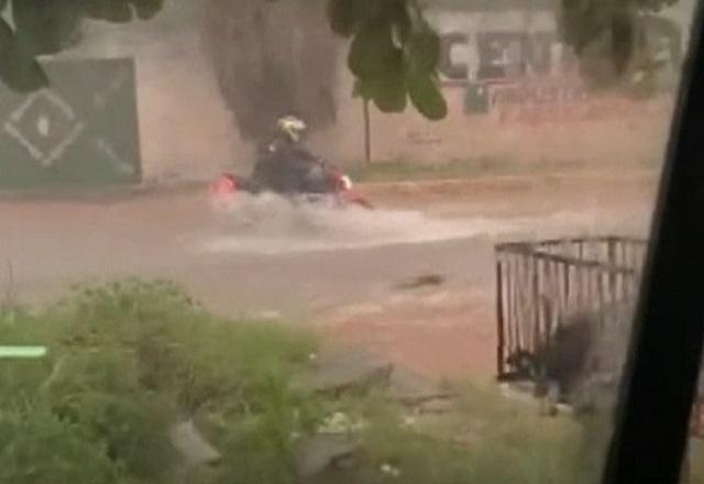 Motoqueiro preso em enchente