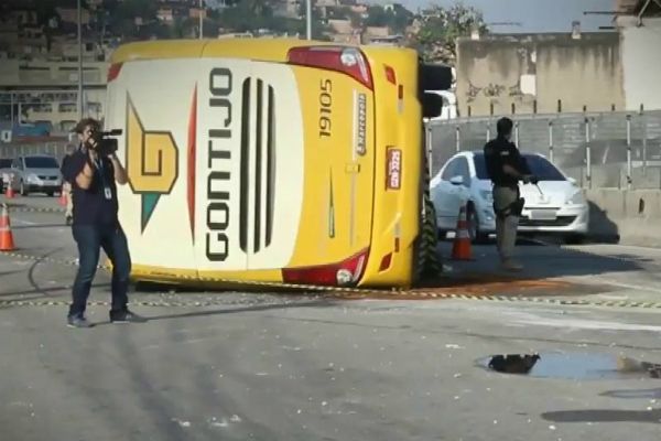 Motorista de ônibus que sofreu acidente no RJ teria dormido ao volante Motorista de ônibus que sofreu acidente no RJ teria dormido ao volante
