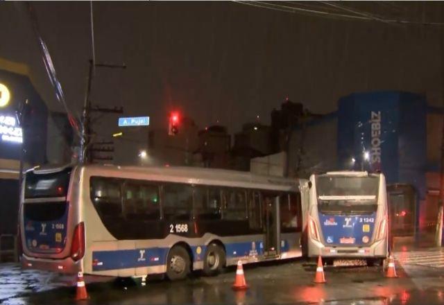 Motorista de biarticulado teria perdido os freios do veículo. Não há informações sobre feridos | SBT