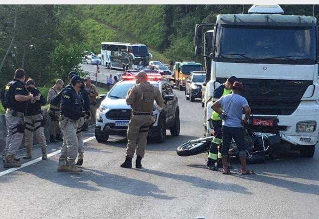 Motorista do caminhão foi preso após rodar mais de 30 quilômetros arrastando uma moto em Santa Catarina
