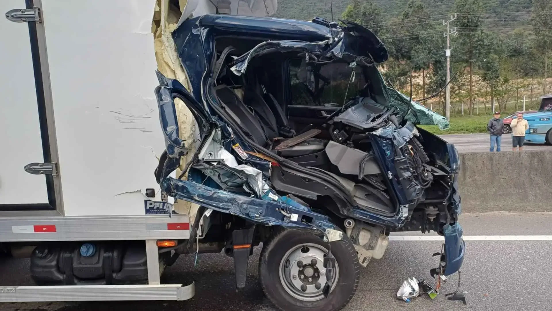 Motorista dorme ao volante e passageiro morre em SC 