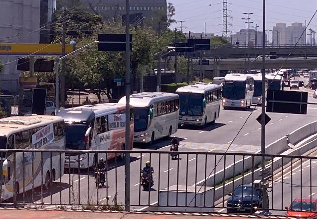 Motoristas de ônibus de fretado por aplicativo circularam pelas principais regiões de São Paulo em luta pela regularização do serviço. Foto: Divulgação