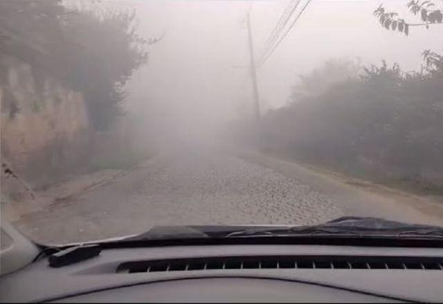Motoristas enfrentam baixa visibilidade por causa de incêndio em lixão em Teresópolis