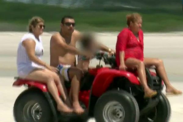 Motoristas praticam manobras arriscadas e infringem leis em praia do Pará Motoristas praticam manobras arriscadas e infringem leis em praia do Pará
