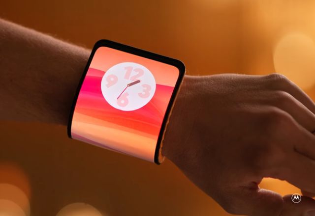 Motorola promete praticidade ao enrolar o celular no pulso | Divulgação/Motorola