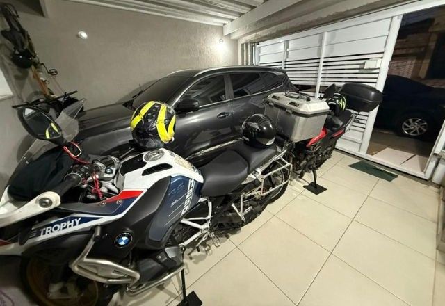 Motos e carros estão entre bens apreendidos na operação Caffeine Break | Divulgação/PF