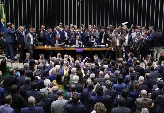 Motta conseguiu abrir sessão no plenário após negociações. Deputados ocuparam Mesa Diretora da Casa | Divulgação/Bruno Spada/Câmara dos Deputados