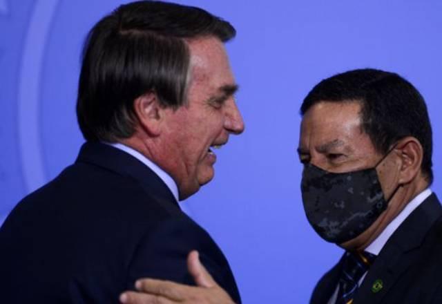 Mourão de máscara cumprimenta presidente Bolsonaro