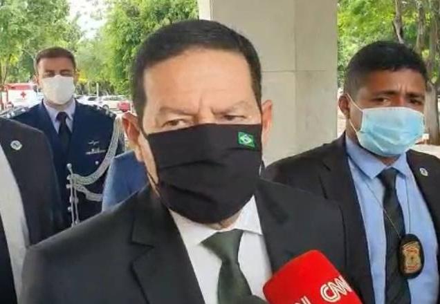 Mourão em entrevista ao chegar no Planalto com máscara preta com a bandeira do brasil