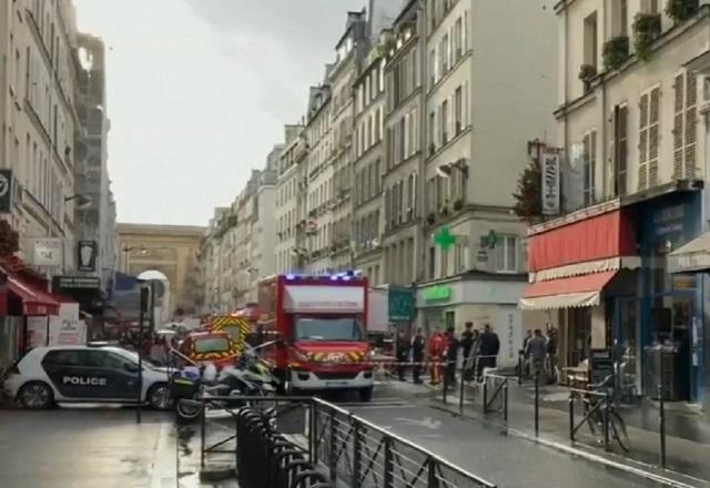 Movimentação em rua de Paris, com tempo nublado e ambulâncias cercando o local