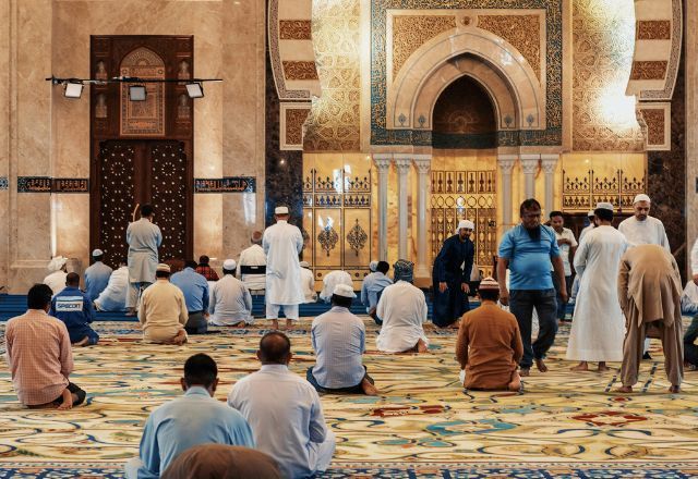 Muçulmanos oram em mesquista durante Ramadã | Unsplash