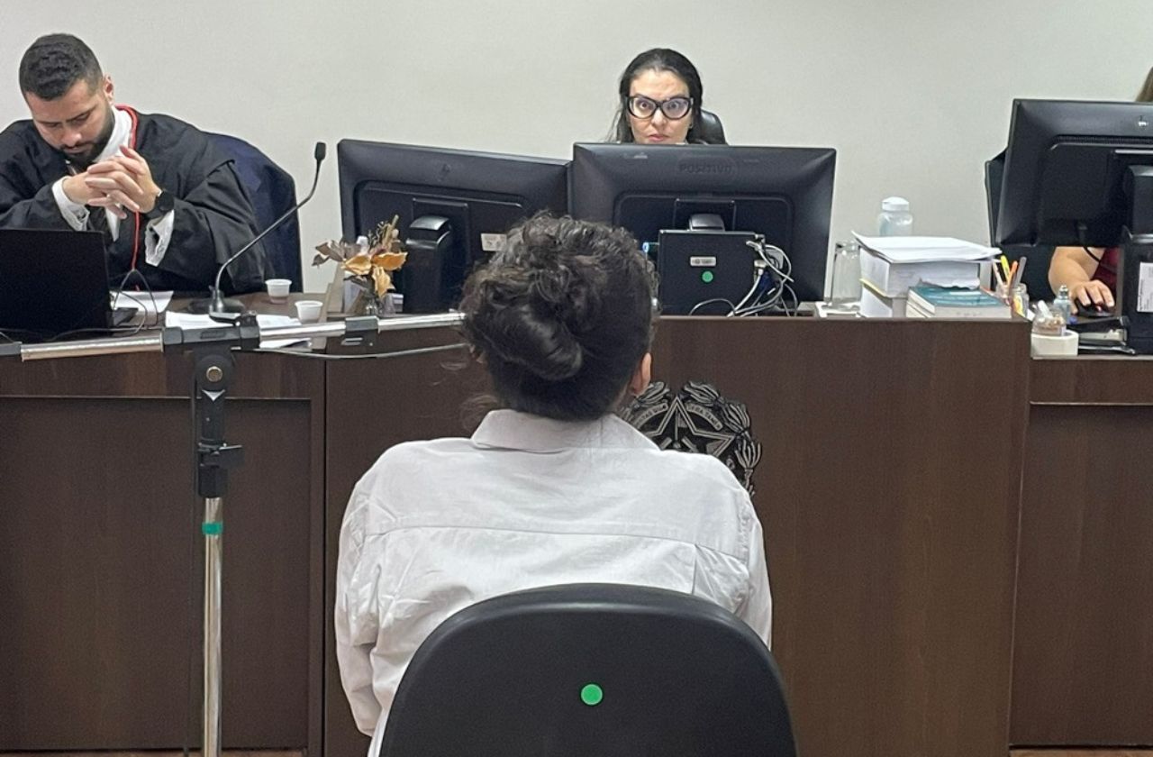 Mulher no tribunal formado por quatro homens e 3 mulheres | Marcelo Almeida / TJMG