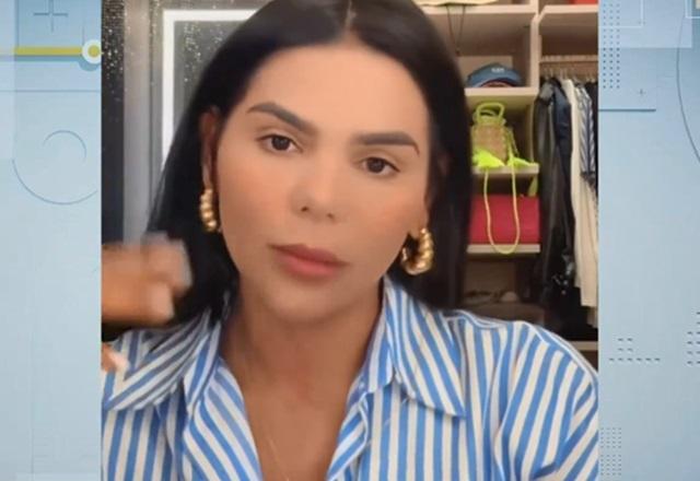 Mulher branca, de cabelos pretos, falando para a câmera e gesticulando as mãos