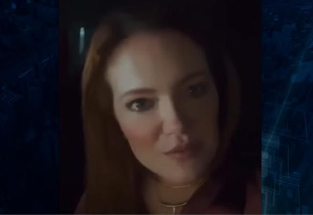 Mulher branca e ruiva fazendo gravação de si mesma