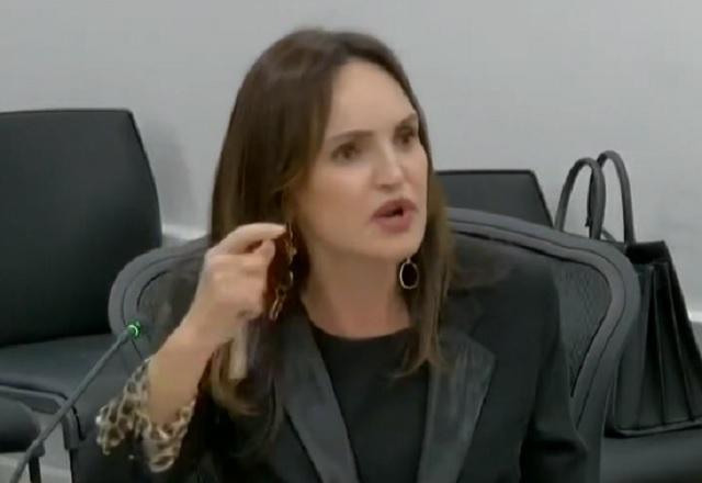 Mulher branca falando durante sessão