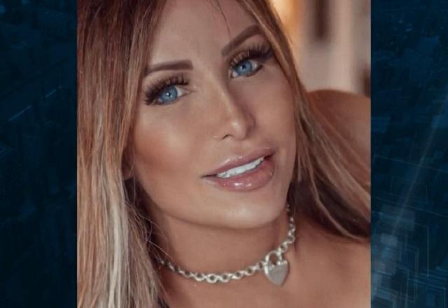 Mulher branca, loira, dos olhos azuis, sorrindo para foto