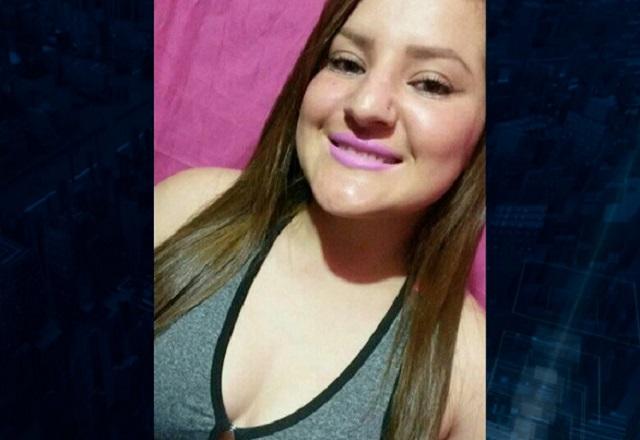 Mulher branca sorrindo para foto