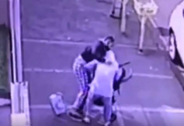 Mulher com bebê é atacada por desconhecido