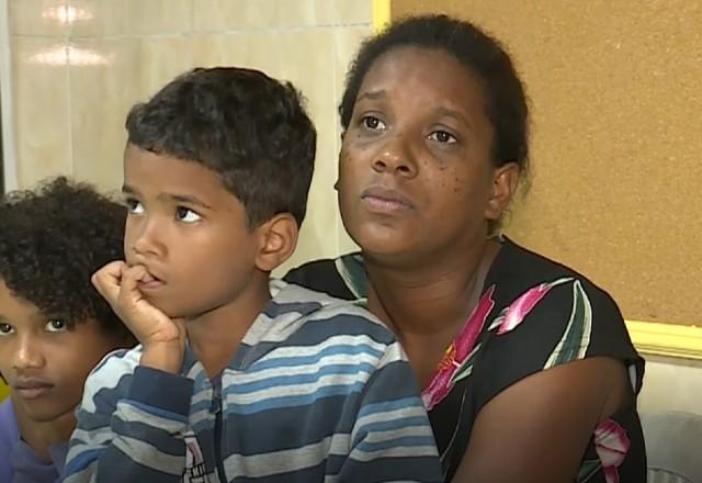 Mulher com o filho no colo