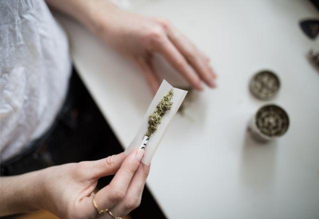 Mulher consumindo maconha