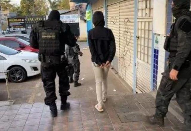 Mulher, de 26 anos, foi levada presa ao lado do ex-namorado, de 32 anos | Reprodução