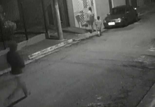Mulher é baleada por ex-marido na frente do filho em SP