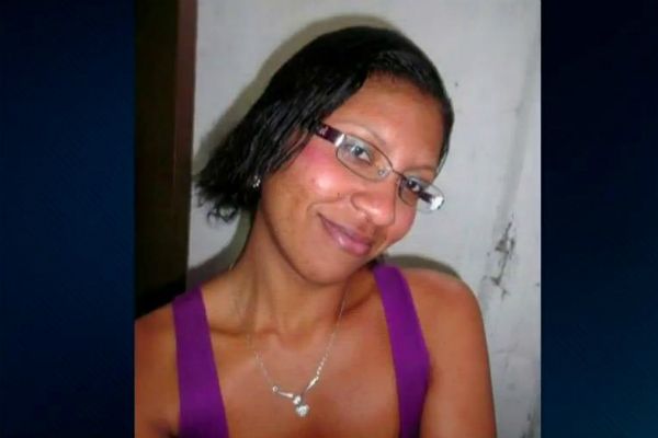 Mulher é atingida por tiro e morre em tentativa de assalto a carro-forte no RJ Mulher é atingida por tiro e morre em tentativa de assalto a carro-forte no RJ